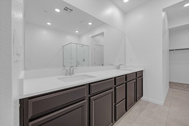 Building Photo - Iron Mountain Townhome with attached garage