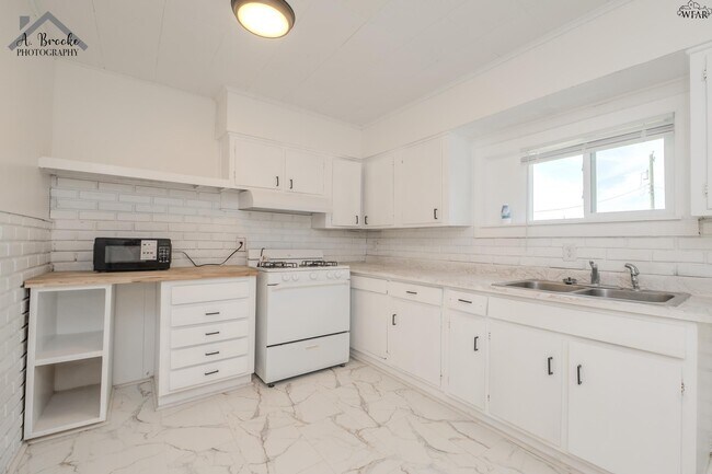 Building Photo - 1624 Sunnyside Ln