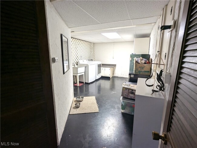 Building Photo - 14 E Carriage Dr