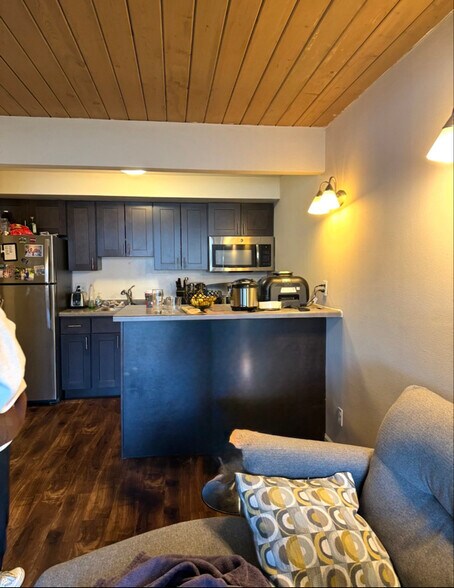 Building Photo - 2131 N Summit Ave