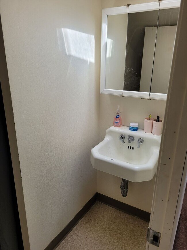 Building Photo - Lewis & Clark Graduate/Law Students ONLY