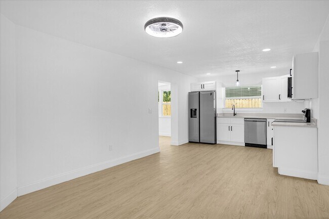 Building Photo - 812 W Miller St