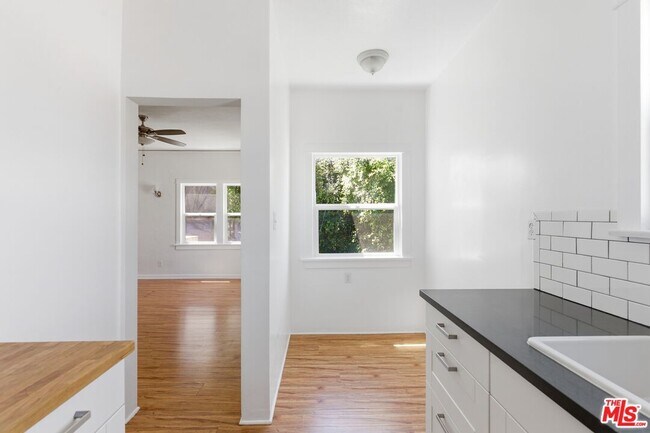 Building Photo - 1603 1/2 N Harvard Blvd