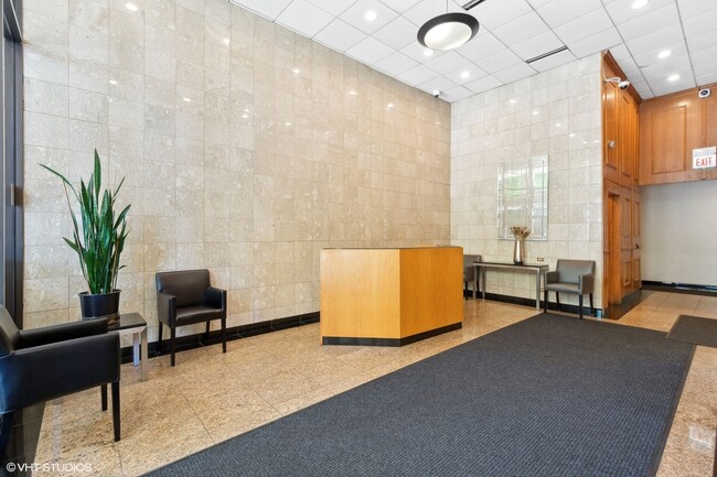 Building Photo - 1540 N La Salle Dr