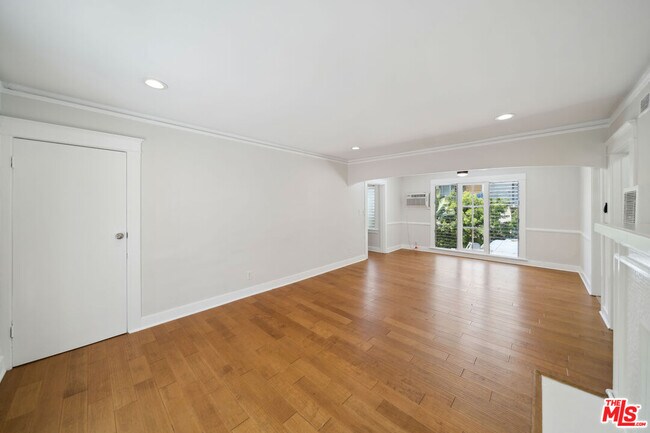 Building Photo - 1239 Havenhurst Dr