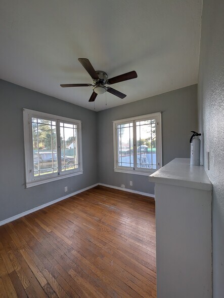 Breakfast nook, 9'x9' - 6341 Palm Ave