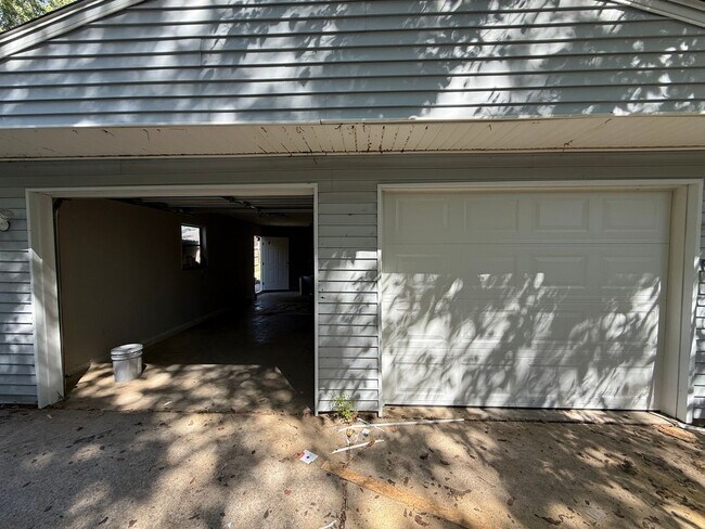 Building Photo - Beautiful 4 Bedroom 2 bathroom home for lease