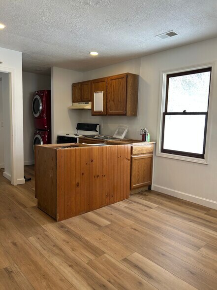 Building Photo - 321 Adolph St