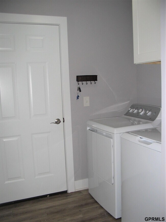 Building Photo - 3031 Lakeside Dr