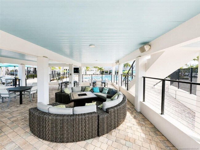 Building Photo - 252 NE Ebbtide Way