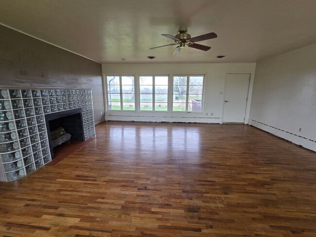Building Photo - 4 bed, 3 bath house in the country