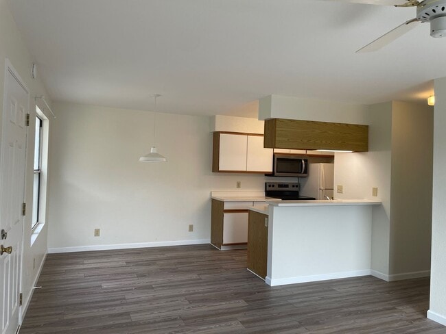 Building Photo - Bello, Erik