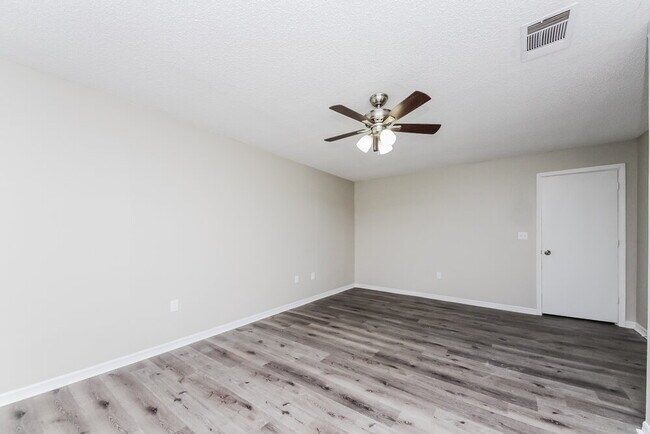 Building Photo - 911 San Rafael Way