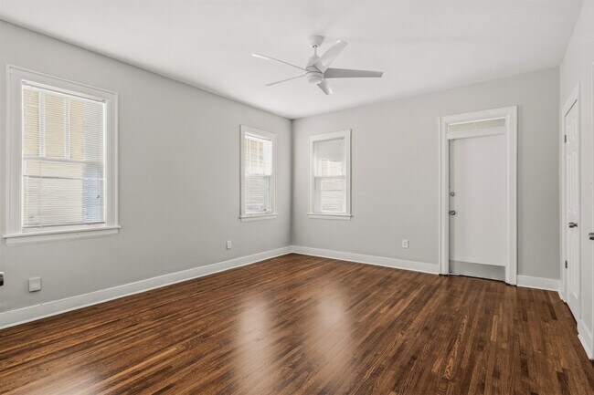 Building Photo - 871 University St