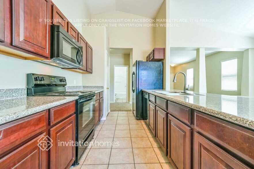 Building Photo - 7002 S 40th Ln