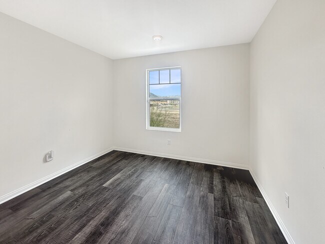 Building Photo - 27607 Sawtooth Ln