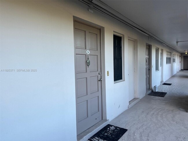 Building Photo - 3100 N Palm Aire Dr