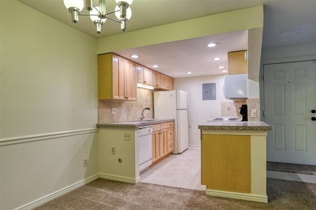 Building Photo - 8555 S Fairmount Dr