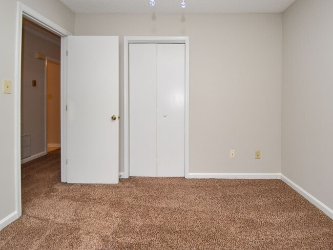 Building Photo - 3 bedrooms, 2 bath one level town-home wit...