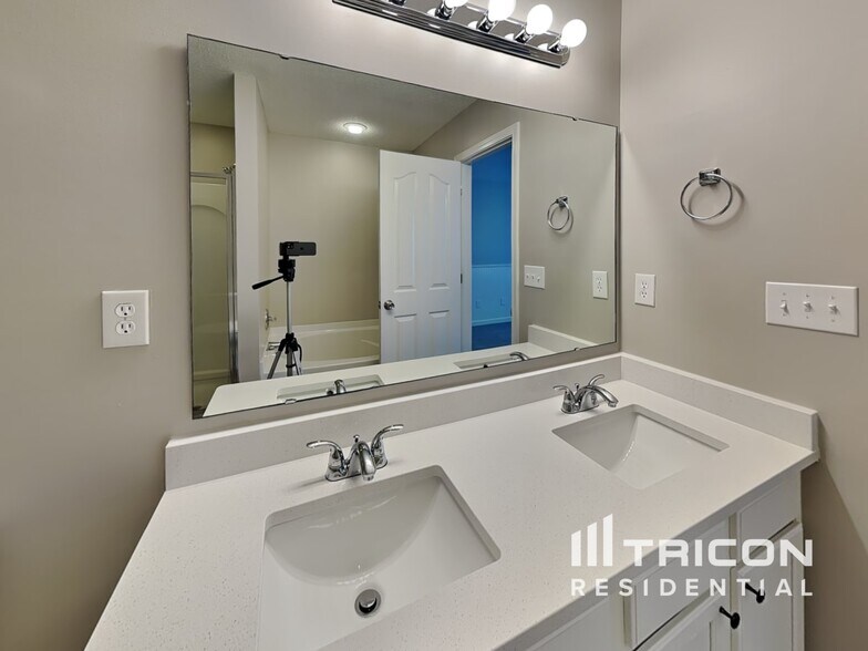 Building Photo - 937 Anchor Way NE