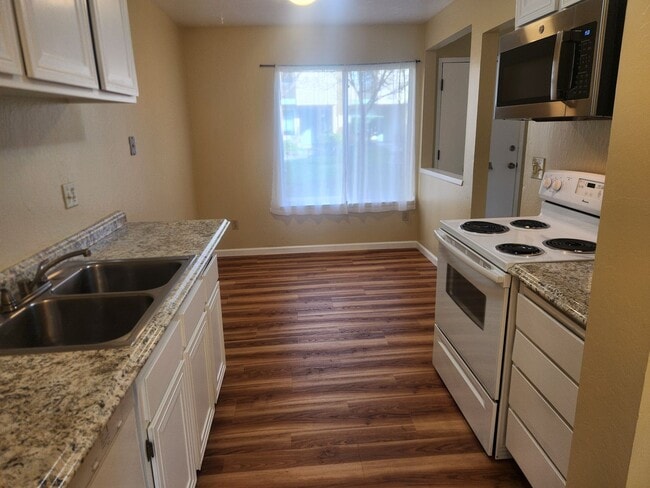 Building Photo - Nice and Bright lots of light charming two story townhouse in beautiful Bennett Valley