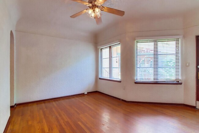 Building Photo - Charming Top Floor 1-Bedroom Apartment in ...