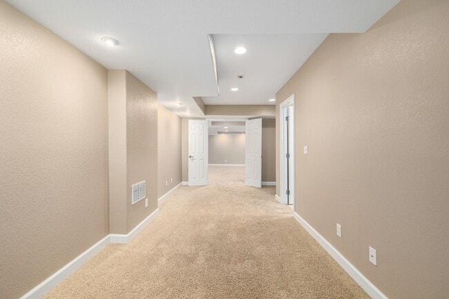 Building Photo - This beautiful 3-bedroom, 3-bathroom in Parker