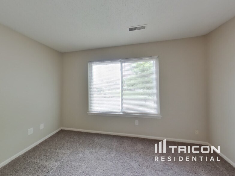Building Photo - 1401 Thomas Dr