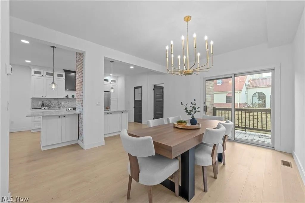 Building Photo - 1422 W 77th St