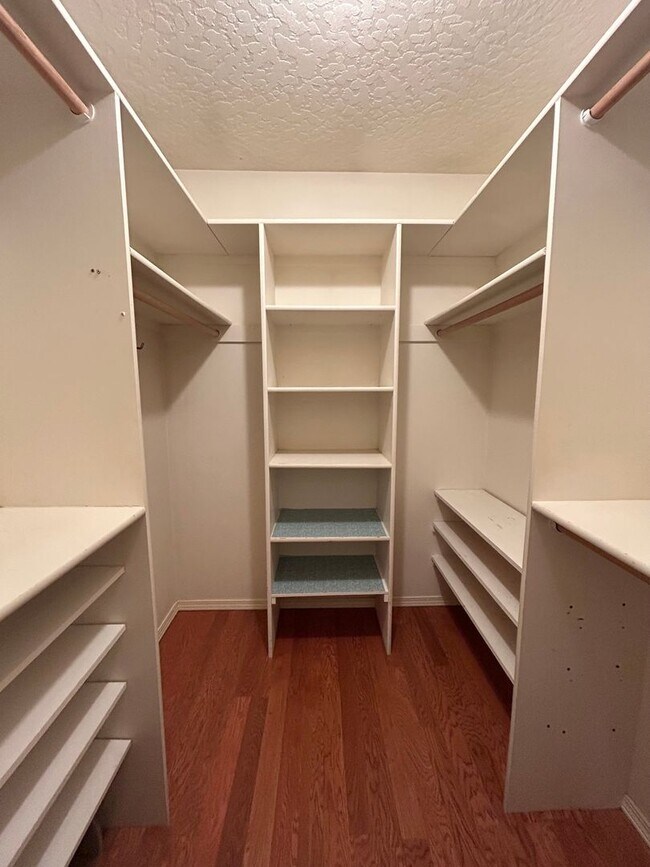 Building Photo - Gorgeous 5 bedroom 3 bathroom Home In Eagle