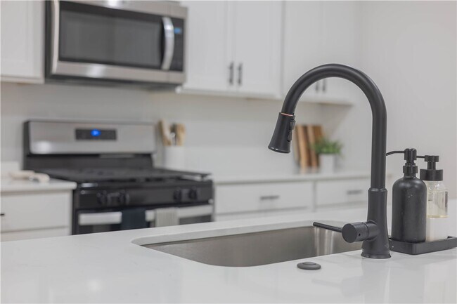 Building Photo - 112 S Broyles Ave