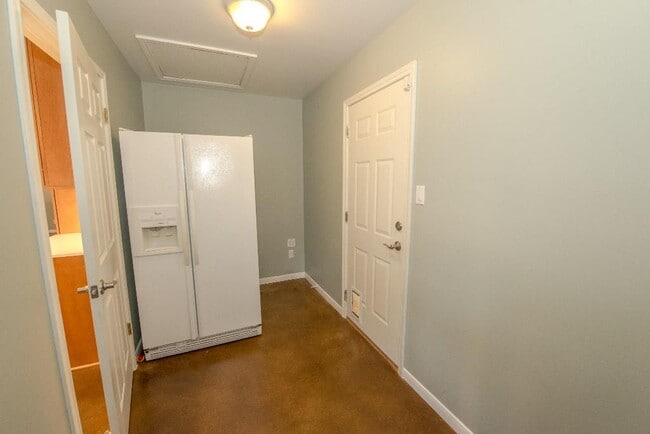 Building Photo - 5640 Oak Blvd