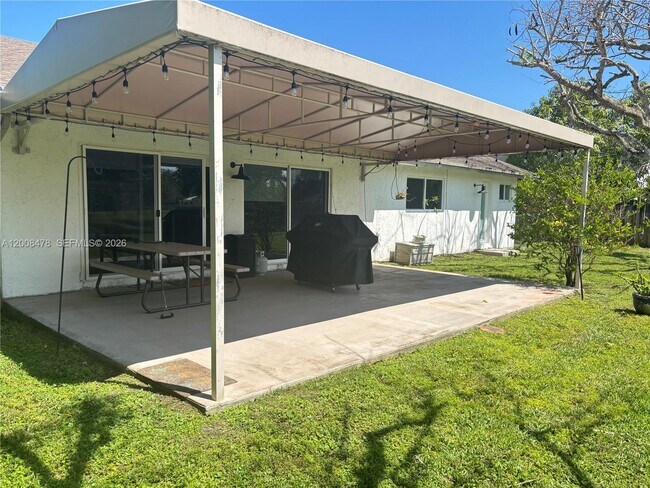 Building Photo - 9400 SW 103rd Ave