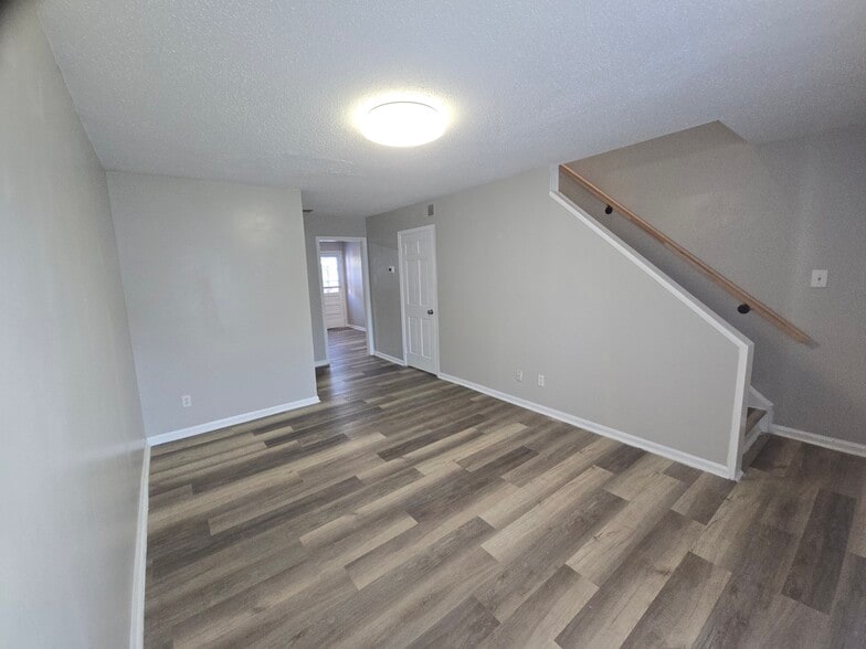 Building Photo - 1307 W Meadowview Rd