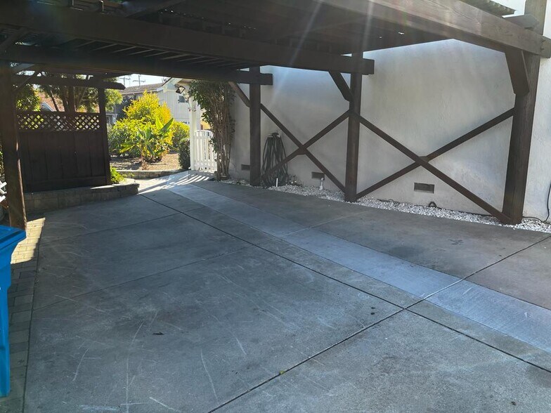 Separate carport in front of single car garage - 3120 Mauricia Ave