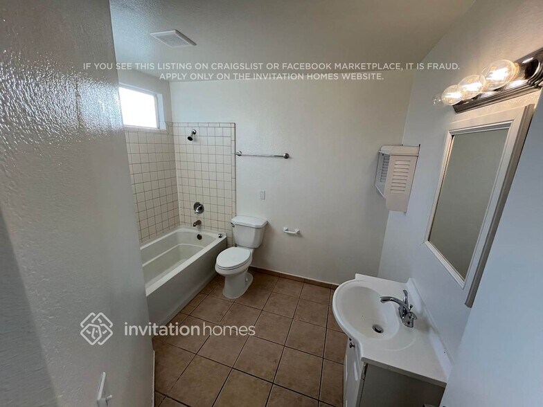 Building Photo - 529 Oakborough Ave