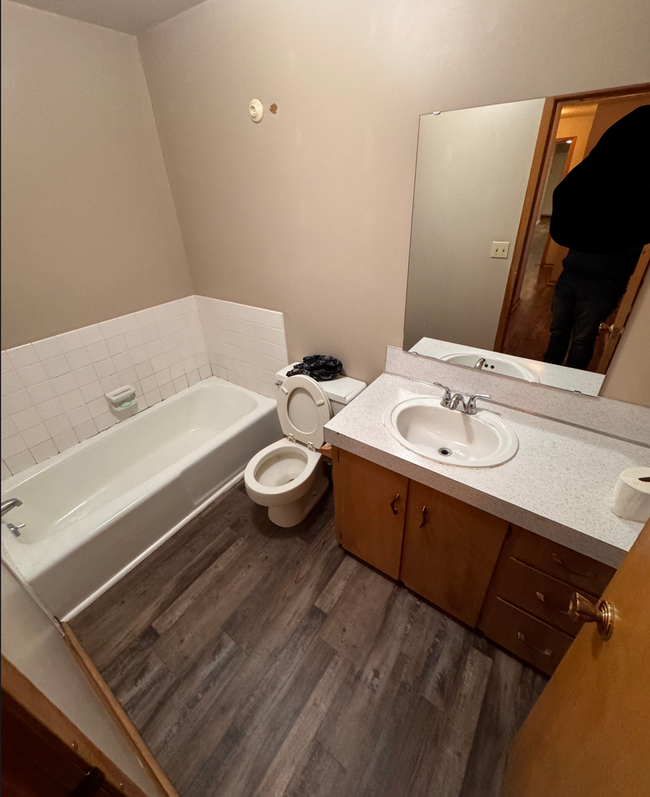 Building Photo - 2 Bedroom, 2 Bath Upper Level Remodeled Ap...