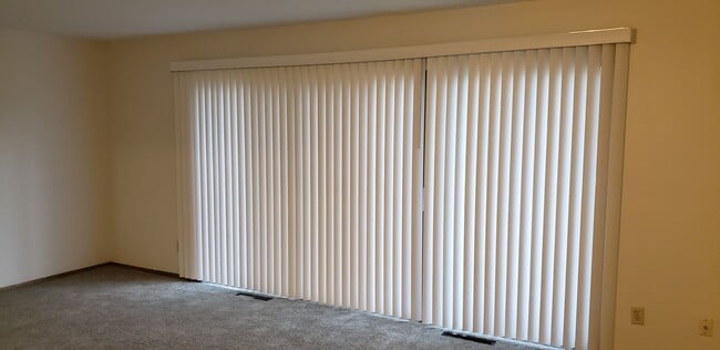 Building Photo - 3 BEDROOOM/1.5 BATH TOWNHOUSE