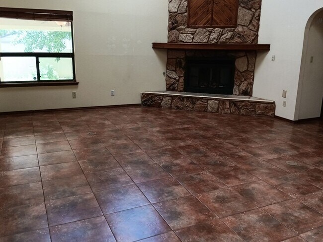 Building Photo - 3 Bedroom, 2 Bathroom Home! Schedule a Showing!