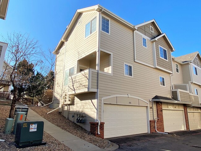 Building Photo - Like New 2 Bedroom Townhome In Louisiana P...