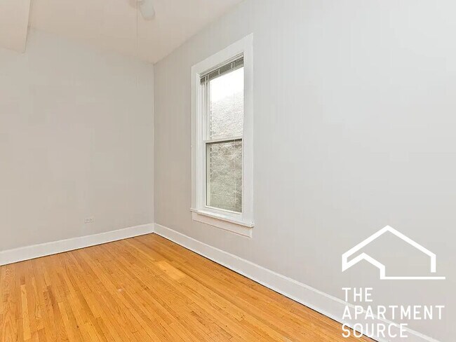 Building Photo - 858 N Paulina St