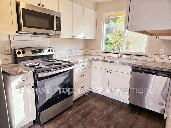 Building Photo - 4619 Beach Dr E