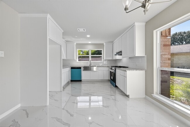 Building Photo - 10603 Highland Woods Dr