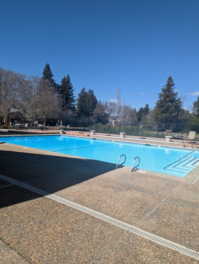 Building Photo - Updated 3 bedroom 2 bathroom Bennett Valle...