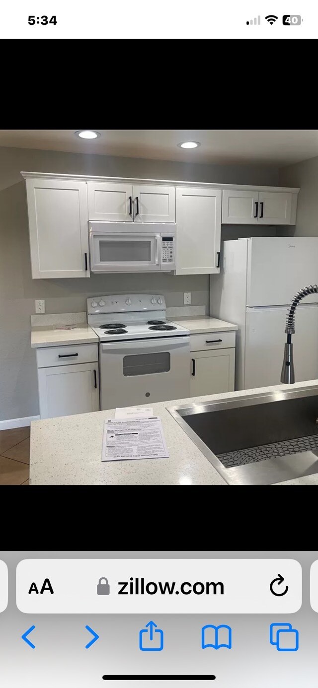 Building Photo - 221 Mission Catalina Ln