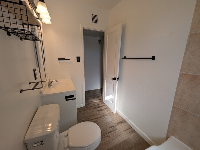 Building Photo - 5034 E 17th St