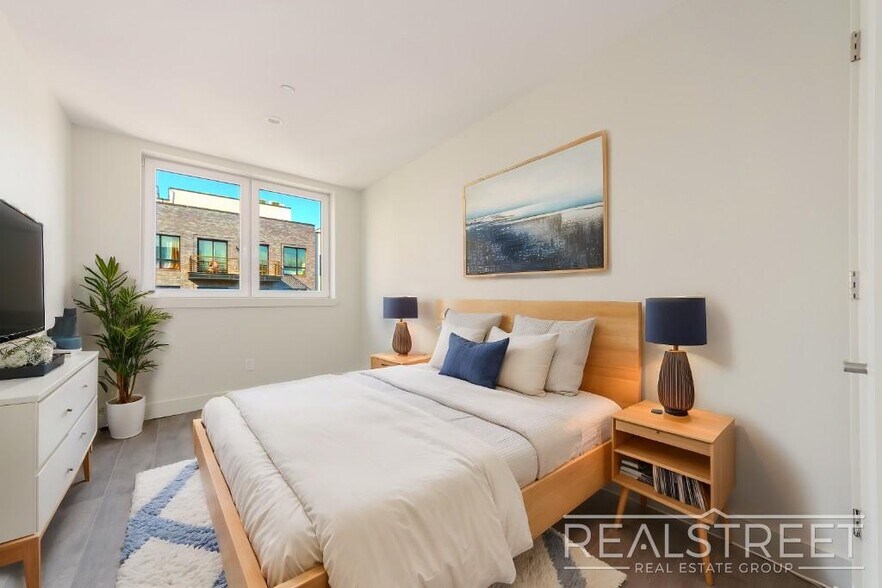 Building Photo - Stunning 2 BED w/ Balcony in Bushwick!