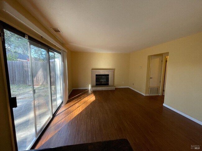 Building Photo - 304 Kingsly Ln