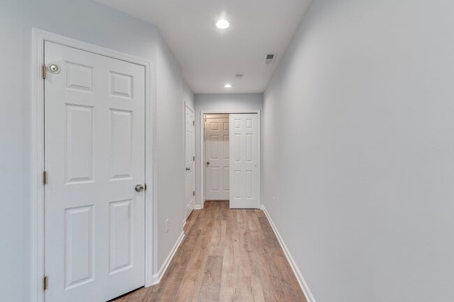 Building Photo - Newly Renovated Temple Apartment