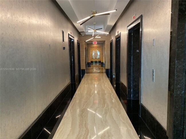 Building Photo - 950 Brickell Bay Dr